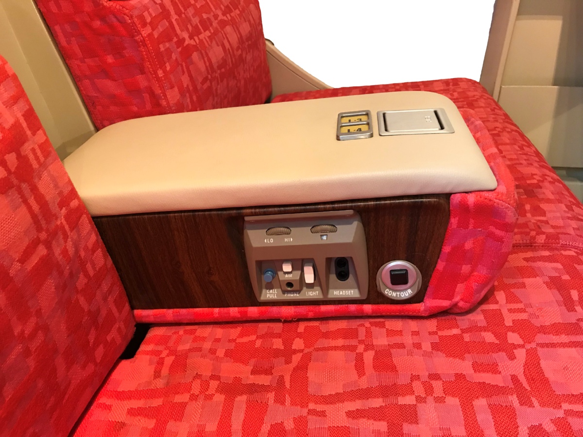 TWA L1011 Lounge Sweating   Table Armrest Close Up